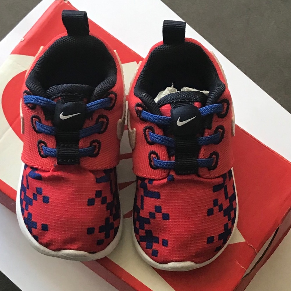 Infant Nike Roshe One Print sneaker in 3C